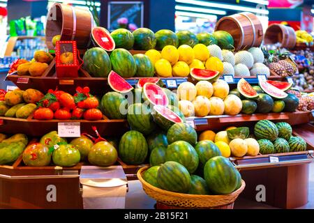 Bella impaginazione di frutta in un supermercato asiatico. Foto Stock