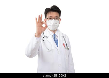 Uomo asiatico di mezza età che indossa una maschera usa e getta. Foto Stock