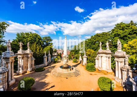 Vista Sulla Scala che conduce alla chiesa della nostra signora di rimedi a Lamego, Portogallo Foto Stock