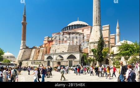 Istanbul - 25 maggio 2013: Persone a piedi dalla Basilica di Santa Sofia a Istanbul, Turchia. L'antica Hagia Sophia è una delle principali attrazioni turistiche di Istanbul. Concetto di Foto Stock