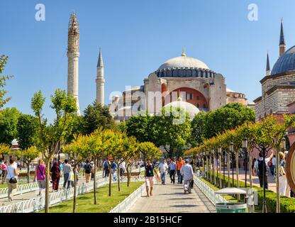 Istanbul - 26 MAGGIO 2013: I turisti camminano vicino a Hagia Sophia. Chiesa di Santa Sofia è il più grande monumento della cultura bizantina e attrazioni turistiche Foto Stock