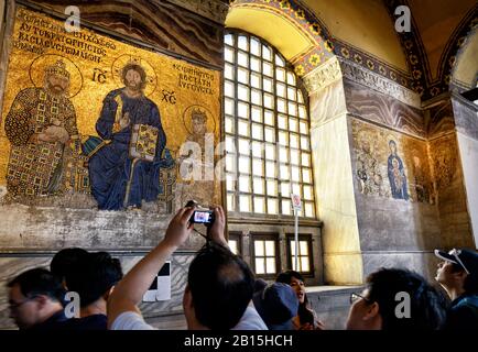 Istanbul - 25 MAGGIO 2013: I turisti guardano gli antichi mosaici nella chiesa di Santa Sofia. Hagia Sophia è il più grande monumento della cultura bizantina. I Foto Stock