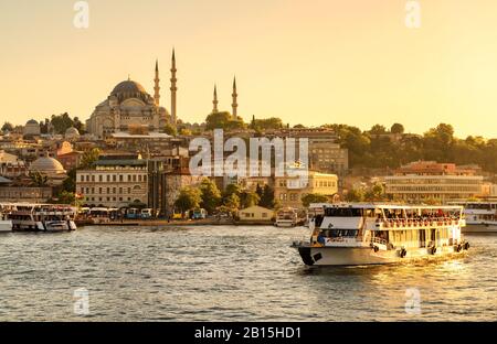 Imbarcazione turistica vele sul Golden Horn in Istanbul al tramonto, Turchia Foto Stock