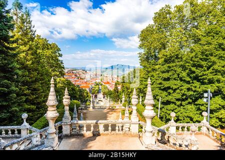 Vista Sulla Scala che conduce alla chiesa della nostra signora di rimedi a Lamego, Portogallo Foto Stock