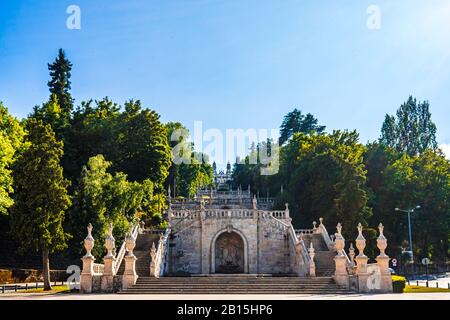 Vista Sulla Scala che conduce alla chiesa della nostra signora di rimedi a Lamego, Portogallo Foto Stock