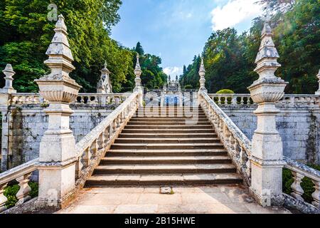 Vista Sulla Scala che conduce alla chiesa della nostra signora di rimedi a Lamego, Portogallo Foto Stock