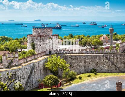 Vista sul Mar di Marmara dalla Fortezza di Yedikule a Istanbul, Yurkey. La fortezza di Yedikule, o Castello delle sette Torri, è la famosa fortezza costruita da Sulta Foto Stock