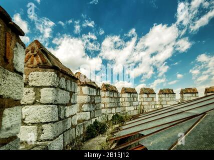 Merli sulla cima della torre della fortezza di Yedikule a Istanbul, Turchia Foto Stock