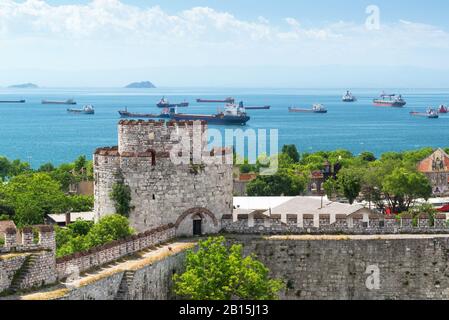 Vista sul Mar di Marmara dalla Fortezza di Yedikule a Istanbul, Yurkey. La fortezza di Yedikule, o Castello delle sette Torri, è la famosa fortezza costruita da Sulta Foto Stock