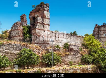 Le rovine della famosa antica mura di Costantinopoli ad Istanbul in Turchia Foto Stock