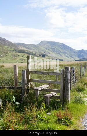 Vista verso Pen Llithrig-y-Wrach dal sentiero che conduce Alla Riserva di Llyn Eigiau sotto Carnedd Lewelyn sopra la Conwy Valley Snowdonia North Wales Foto Stock