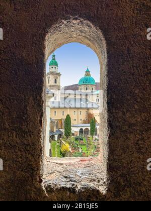 Cattedrale di Salisburgo e St Peter Cemetery, il cuore spirituale di Salisburgo, Austria, Europa. Vista attraverso una finestra delle Catacombe. Foto Stock