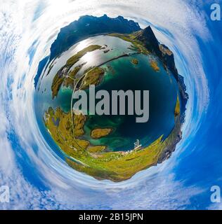 Mini Planet Lofoten è un arcipelago nella contea di Nordland, Norvegia. Fredvang Bridges Panorama. Foto Stock