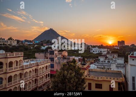 Pushkar è una città dell'India di 9.16 abitanti, situata nel distretto di Ajmer, nello stato federato del Rajasthan. È un luogo di pellegrinaggio per indù e sikh. Pushkar ha molti templi. Raja Foto Stock