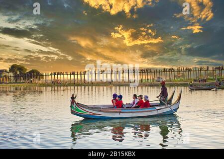 MANDALAY/MYANMAR(BIRMANIA) - 01 Mar, 2020 : U BEIN BRIDGE è uno dei famosi ponti in legno di teak del mondo. Situato a Mandalay, Myanmar. Foto Stock