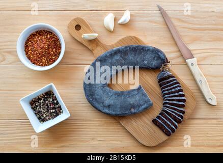 Fette tagliate di salsiccia speciale a ferro di cavallo Pirot - Peglana Pirotska kobasica, a base di carne di vitello, pecora e capra, con aggiunta di aglio Foto Stock