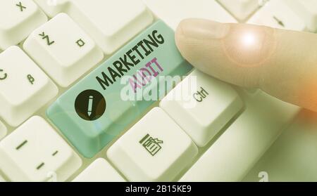Scrittura a mano concettuale che mostra l'audit di marketing. Concetto significato esame e analisi delle attività di marketing Foto Stock