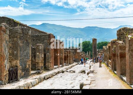 Pompei, ITALIA - 13 MAGGIO 2014: I turisti visitano le rovine. Pompei è un'antica città romana morta dall'eruzione del Vesuvio nel 79 d.C. Foto Stock