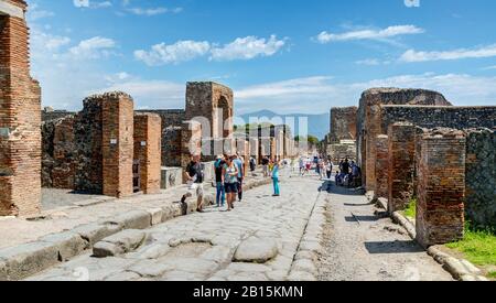 Pompei, ITALIA - 13 MAGGIO 2014: I turisti visitano le rovine. Pompei è un'antica città romana morta dall'eruzione del Vesuvio nel 79 d.C. Foto Stock