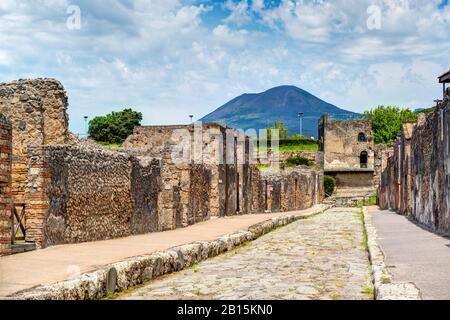 Strada a Pompei con vista sul Vesuvio. Pompei è un'antica città romana morta dall'eruzione del Vesuvio nel 79 d.C. Foto Stock