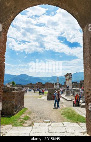 Pompei, 13 MAGGIO 2014: I turisti visitano le rovine della città. Pompei è un'antica città romana morta dall'eruzione del Vesuvio nel 79 A. Foto Stock