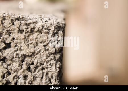 Una bella carta da parati in cemento e grigio con una diversa vista angolare Foto Stock