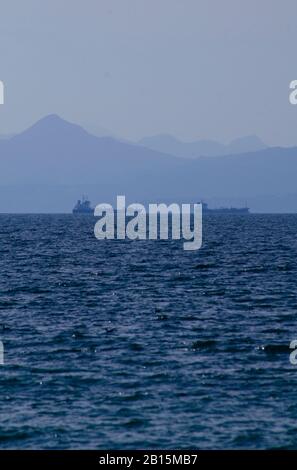 Navi mercantili nel Golfo Saronico entrando nel porto del Pireo ad Atene Grecia Foto Stock