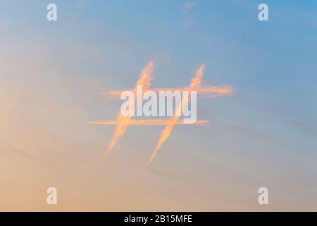 Hashtag segno nel cielo fatto di contrails Foto Stock