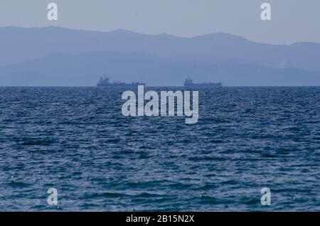 Navi mercantili nel Golfo Saronico entrando nel porto del Pireo ad Atene Grecia Foto Stock