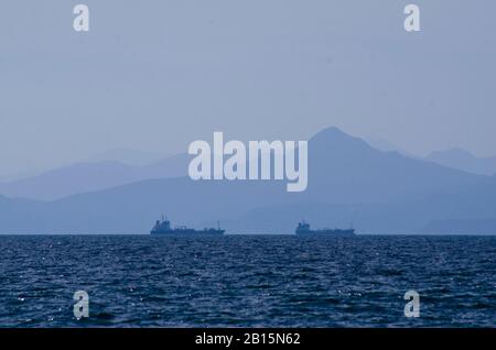 Navi mercantili nel Golfo Saronico entrando nel porto del Pireo ad Atene Grecia Foto Stock