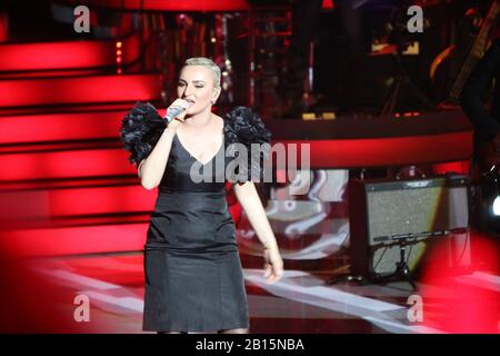 Arisa, cantante durante lo spettacolo dal titolo una Storia da Cantare sul palco della trasmissione televisiva italiana RAI. (Foto Di Salvatore Esposito/Pacific Press) Foto Stock