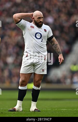 Twickenham, Regno Unito. 23rd Feb, 2020. Joe Marler (Inghilterra e Harlequins) graffia la testa. Inghilterra V Irlanda. Guiness sei nazioni. Stadio Twickenham. Twickenham. Londra. REGNO UNITO. Credit Garry Bowden/Sport In Pictures/Alamy Live News. Credito: Sport In Immagini/Alamy Live News Foto Stock