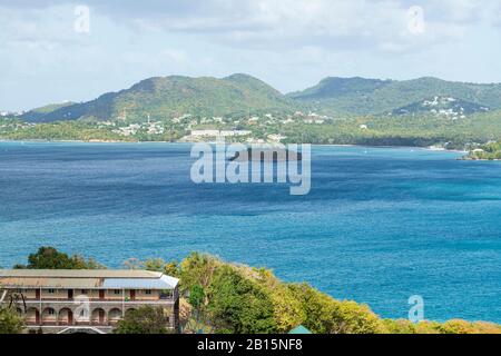Paesaggio pittoresco e paesaggio marino di Vigie fino a Gros-Islet St. Lucia incluso di Saint Mary's College in basso a sinistra angolo e Rat Island Foto Stock