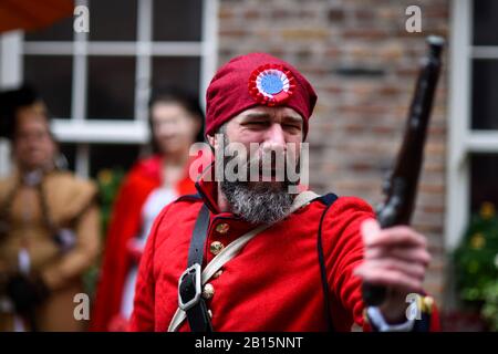 Londra, Regno Unito. 23 Febbraio 2020. Un uomo in costume d'epoca partecipa a un evento che segna il 200th anniversario della Conspiracy di Cato Street a Marylebone. Il 23 febbraio 1820, 13 plotters sono stati sventati dai Corridori di Bow Street (polizia del giorno) nel loro tentativo di rovesciare il governo assassinando il primo ministro Lord Liverpool ed i suoi ministri. Credito: Stephen Chung / Alamy Live News Foto Stock