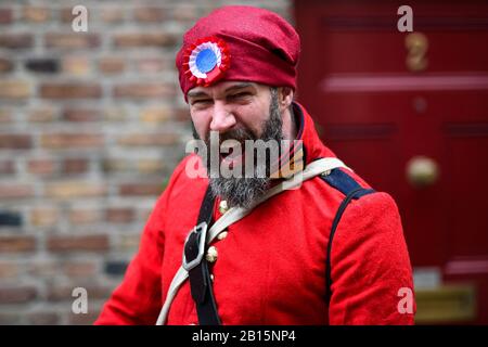 Londra, Regno Unito. 23 Febbraio 2020. Un uomo in costume d'epoca partecipa a un evento che segna il 200th anniversario della Conspiracy di Cato Street a Marylebone. Il 23 febbraio 1820, 13 plotters sono stati sventati dai Corridori di Bow Street (polizia del giorno) nel loro tentativo di rovesciare il governo assassinando il primo ministro Lord Liverpool ed i suoi ministri. Credito: Stephen Chung / Alamy Live News Foto Stock