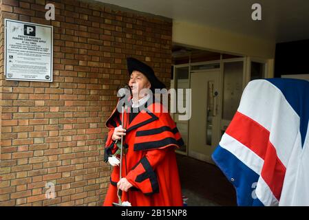 Londra, Regno Unito. 23 Febbraio 2020. Un uomo vestito come una città che grida in costume d'epoca canta in un evento che segna il 200th anniversario della strada cospirazione Cato a Marylebone. Il 23 febbraio 1820, 13 plotters sono stati sventati dai Corridori di Bow Street (polizia del giorno) nel loro tentativo di rovesciare il governo assassinando il primo ministro Lord Liverpool ed i suoi ministri. Credito: Stephen Chung / Alamy Live News Foto Stock