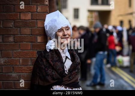 Londra, Regno Unito. 23 Febbraio 2020. Una donna in costume d'epoca partecipa a un evento che segna il 200th anniversario della Conspiracy di Cato Street a Marylebone. Il 23 febbraio 1820, 13 plotters sono stati sventati dai Corridori di Bow Street (polizia del giorno) nel loro tentativo di rovesciare il governo assassinando il primo ministro Lord Liverpool ed i suoi ministri. Credito: Stephen Chung / Alamy Live News Foto Stock