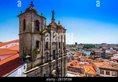 Vista Sulla Facciata Della Chiesa Di San Lorenzo Di Sao Lourenco E Vista Della Città Di Porto Foto Stock