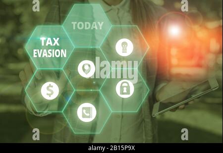 La scrittura della nota che mostra l'evasione fiscale. Il concetto di business per il mancato pagamento o la deliberata mancato pagamento delle tasse Foto Stock