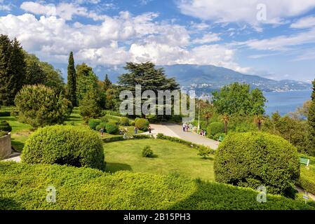 Livadia, RUSSIA - 17 MAGGIO 2016: Bellissimo parco al Livadia Palace in Crimea. Il palazzo Livadia fu un rifugio estivo dell'ultimo zar russo, Nich Foto Stock