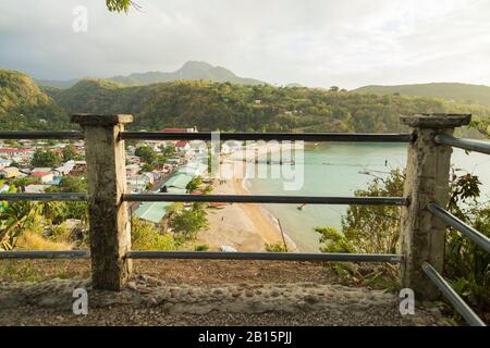 Incantevole villaggio di pescatori rurale di Anse la Raye in primo piano e un punto di vista popolare fuori fuoco in primo piano Foto Stock