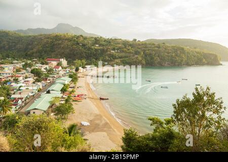 Bellissimo villaggio costiero di Anse la Raye in una giornata traviata nella tropicale Santa Lucia Foto Stock