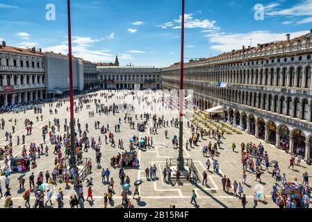 Venezia, Italia - 21 Maggio 2017: Piazza San Marco O Piazza San Marco`S. Vista dalla Basilica di San Marco. Questa è la piazza principale di Venezia. Foto Stock