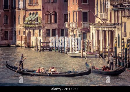 Venezia, Italia - 21 maggio 2017: Le gondole con i turisti galleggiano lungo il Canal Grande. La gondola è il mezzo di trasporto turistico più attraente di Venezia. Foto Stock