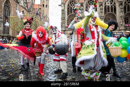 Brunswick, Germania. 23rd Feb, 2020. I carnivalisti prendono parte alla sfilata di carnevale 'Schoduvel' e attraversano il mercato della Città Vecchia. La 'Schoduvel' è considerata la più grande sfilata di carnevale della Germania settentrionale. Credit: Moritz Frankenberg/Dpa/Alamy Live News Foto Stock