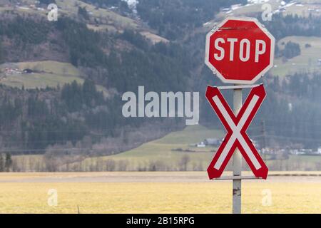 A un livello incustodito si trova un cartello di stop e una croce di Andreas Foto Stock