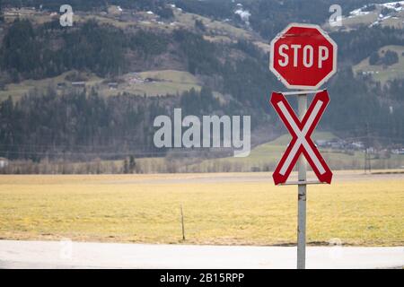 A un livello incustodito si trova un cartello di stop e una croce di Andreas Foto Stock