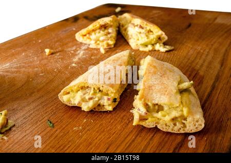 Torta cipriota pollo salsa di legno fondo Foto Stock