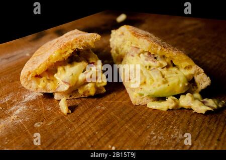 Torta cipriota pollo salsa di legno fondo Foto Stock