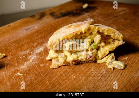 Torta cipriota pollo salsa di legno fondo Foto Stock